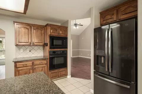 Kitchen - 147 Everglade Ave, Clovis, CA 93619 photo 3 of 4