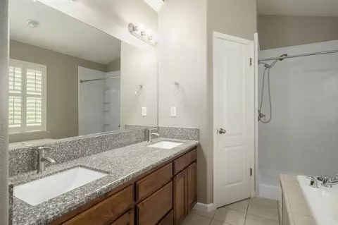 Bath - 147 Everglade Ave, Clovis, CA 93619 photo 2 of 4
