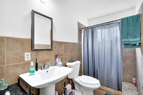 Bath - 2003 Dennis Dr, Selma, CA 93662 photo 1 of 1