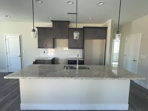 386 S Susan Ave, Kerman, CA 93630 photo 2