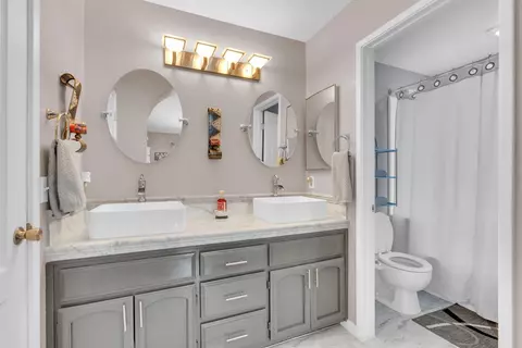 Bath - 2021 Elwin Way, Modesto, CA 95350 photo 2 of 2