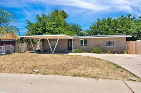 1714 E Metzler Dr, Sanger, CA 93657