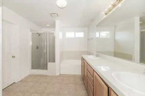 Bath - 1948 Austin Ave, Clovis, CA 93611 photo 3 of 5