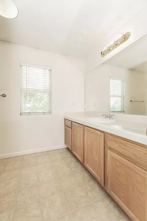 Bath - 1948 Austin Ave, Clovis, CA 93611 photo 4 of 5