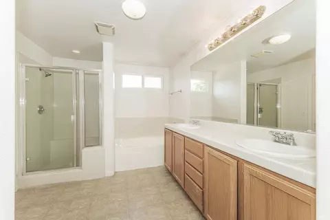 Bath - 1948 Austin Ave, Clovis, CA 93611 photo 2 of 5