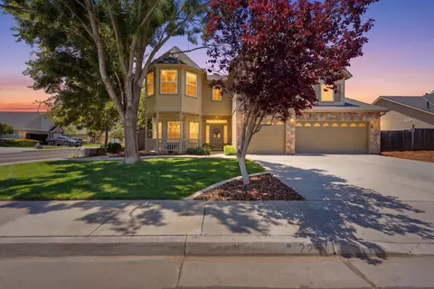 2254 Foxhill Pl, Hanford, CA 93230