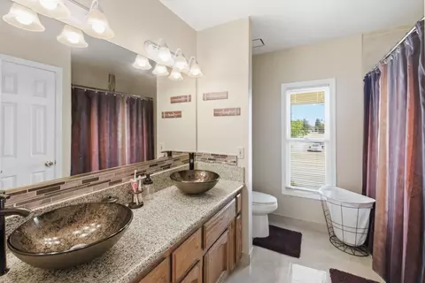 Bath - 1444 Nelson Blvd, Selma, CA 93662 photo 2 of 4