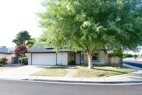 1583 Celeste Ave, Clovis, CA 93611