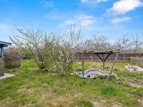 Exterior - 8552 Cairo Ave, Laton, CA 93242 photo 3 of 23