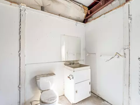 Bath - 8552 Cairo Ave, Laton, CA 93242 photo 5 of 5