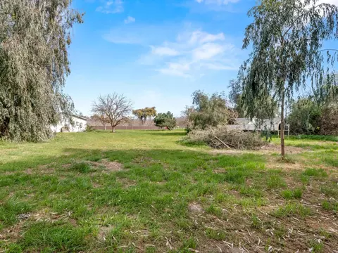 Exterior - 8552 Cairo Ave, Laton, CA 93242 photo 17 of 23