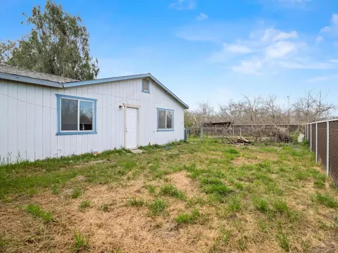 Exterior - 8552 Cairo Ave, Laton, CA 93242 photo 5 of 23
