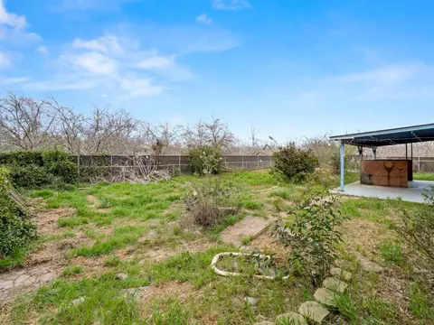 Exterior - 8552 Cairo Ave, Laton, CA 93242 photo 10 of 23