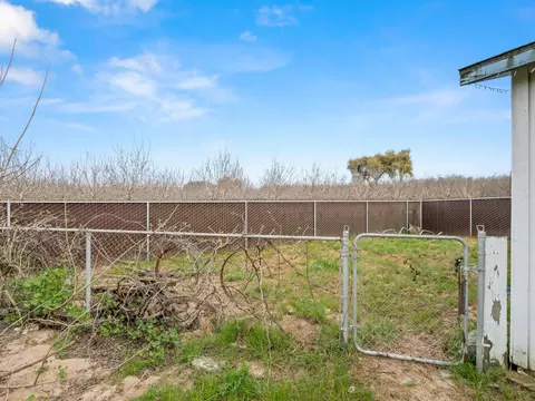 Exterior - 8552 Cairo Ave, Laton, CA 93242 photo 4 of 23