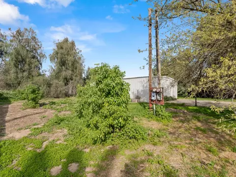 Exterior - 8552 Cairo Ave, Laton, CA 93242 photo 14 of 23