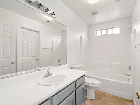 Bath - 8552 Cairo Ave, Laton, CA 93242 photo 1 of 5