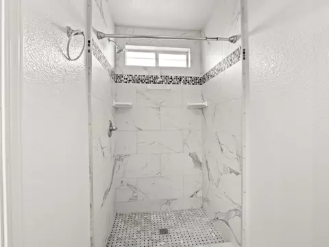 Bath - 8552 Cairo Ave, Laton, CA 93242 photo 3 of 5