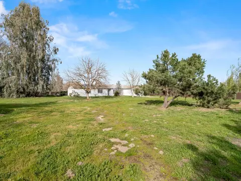 Exterior - 8552 Cairo Ave, Laton, CA 93242 photo 21 of 23