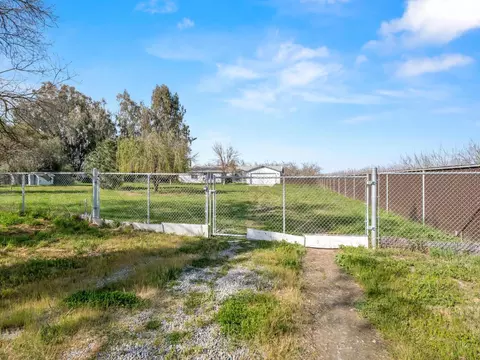 Exterior - 8552 Cairo Ave, Laton, CA 93242 photo 19 of 23