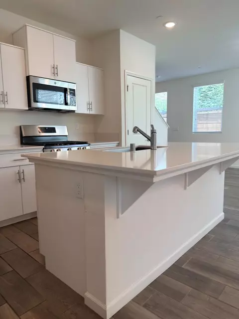 Kitchen - 2008 N Walling Ln, Clovis, CA 93619 photo 5 of 6