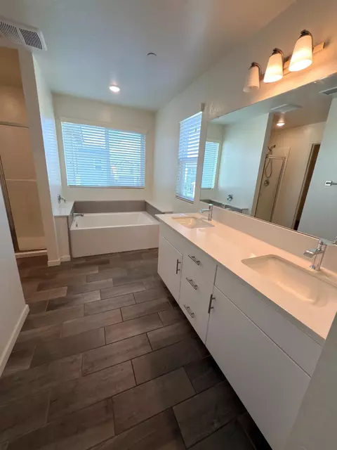 Bath - 2008 N Walling Ln, Clovis, CA 93619 photo 1 of 4