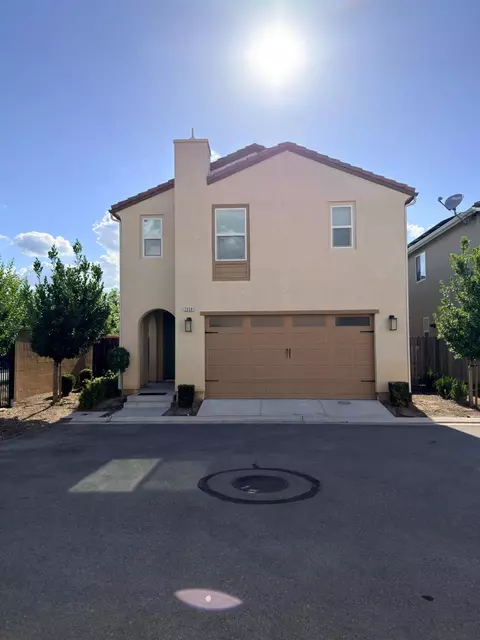 Exterior - 2008 N Walling Ln, Clovis, CA 93619 photo 9 of 11