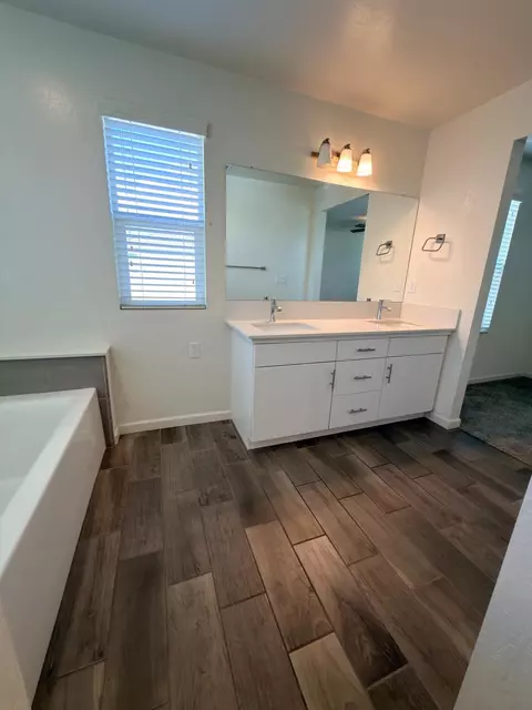 Bath - 2008 N Walling Ln, Clovis, CA 93619 photo 2 of 4