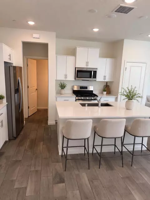 Kitchen - 2008 N Walling Ln, Clovis, CA 93619 photo 3 of 6
