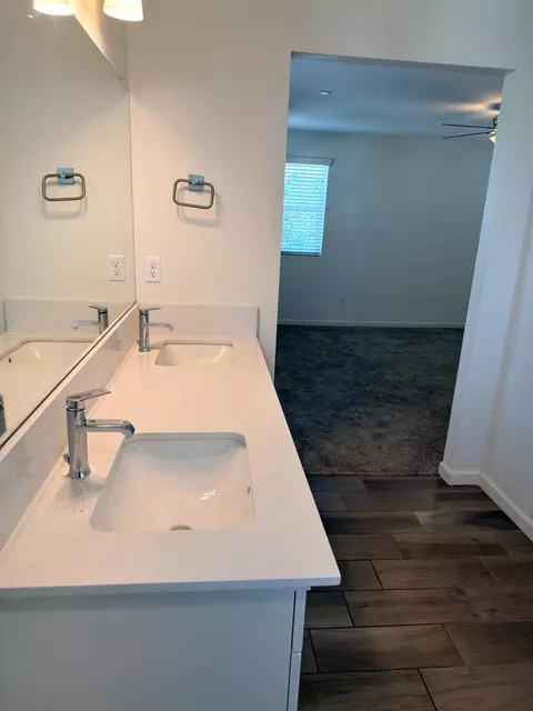 Bath - 2008 N Walling Ln, Clovis, CA 93619 photo 4 of 4