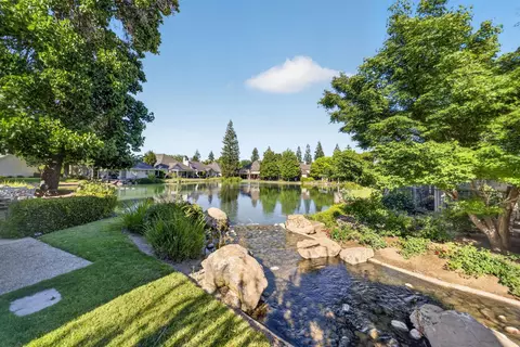 6652 N Seedlescombe Dr, Fresno, CA 93711