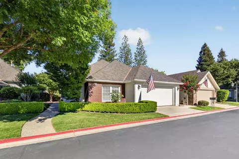 6652 N Seedlescombe Dr, Fresno, CA 93711