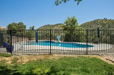 Exterior - 21965 Oak Hill Ln, Clovis, CA 93619 photo 13 of 21