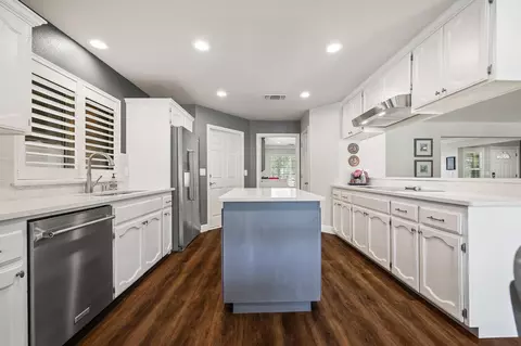 Kitchen - 21965 Oak Hill Ln, Clovis, CA 93619 photo 5 of 9