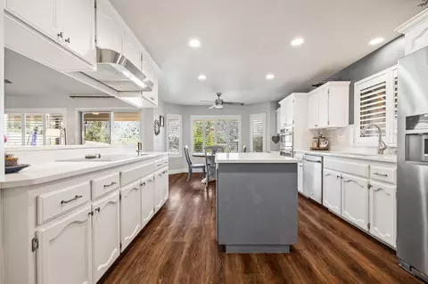 Kitchen - 21965 Oak Hill Ln, Clovis, CA 93619 photo 6 of 9