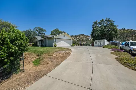 Exterior - 21965 Oak Hill Ln, Clovis, CA 93619 photo 3 of 21