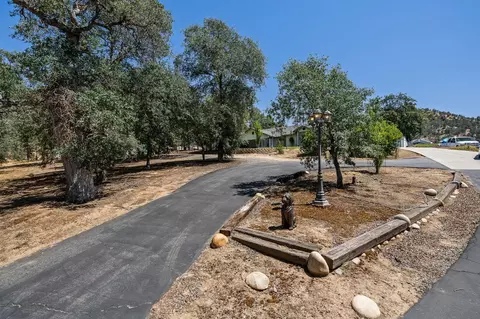 Exterior - 21965 Oak Hill Ln, Clovis, CA 93619 photo 2 of 21