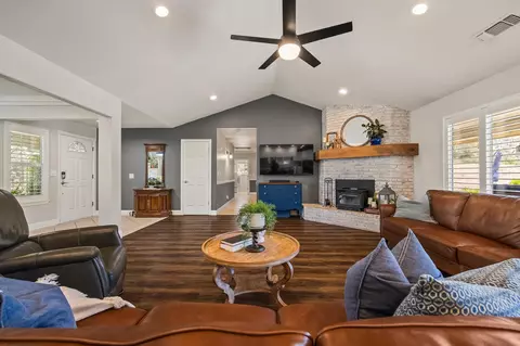 Living - 21965 Oak Hill Ln, Clovis, CA 93619 photo 2 of 3