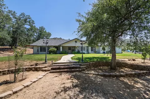21965 Oak Hill Ln, Clovis, CA 93619