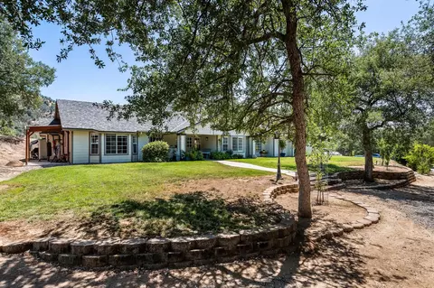 Exterior - 21965 Oak Hill Ln, Clovis, CA 93619 photo 4 of 21