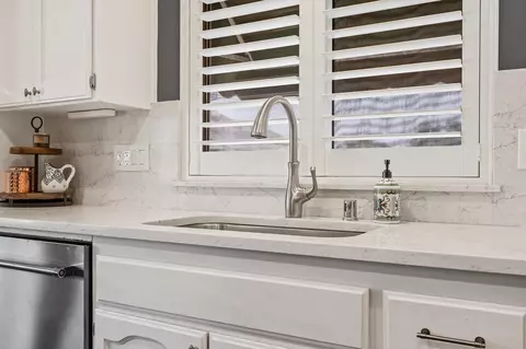 Kitchen - 21965 Oak Hill Ln, Clovis, CA 93619 photo 7 of 9