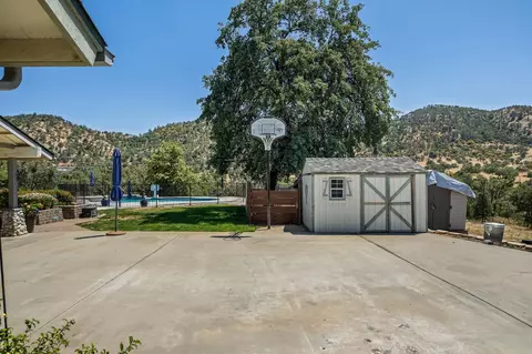 Exterior - 21965 Oak Hill Ln, Clovis, CA 93619 photo 19 of 21