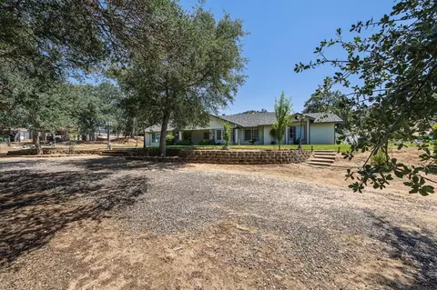 Exterior - 21965 Oak Hill Ln, Clovis, CA 93619 photo 5 of 21