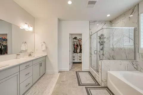 Bath - 1122 Creekside Ave, Madera, CA 93636 photo 1 of 2