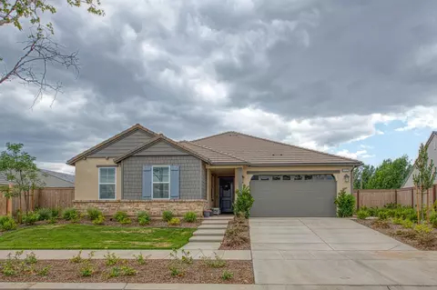 1122 Creekside Ave, Madera, CA 93636