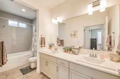 Bath - 1122 Creekside Ave, Madera, CA 93636 photo 2 of 2