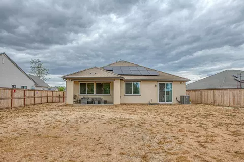 Exterior - 1122 Creekside Ave, Madera, CA 93636 photo 6 of 12