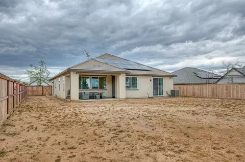 Exterior - 1122 Creekside Ave, Madera, CA 93636 photo 5 of 12