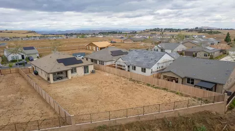 View/Area - 1122 Creekside Ave, Madera, CA 93636 photo 2 of 9