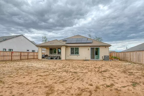 Exterior - 1122 Creekside Ave, Madera, CA 93636 photo 7 of 12