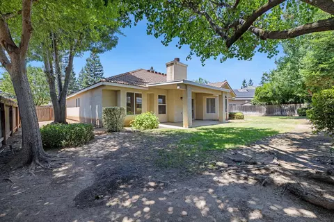 Exterior - 1471 N Terry Ave, Clovis, CA 93619 photo 6 of 9